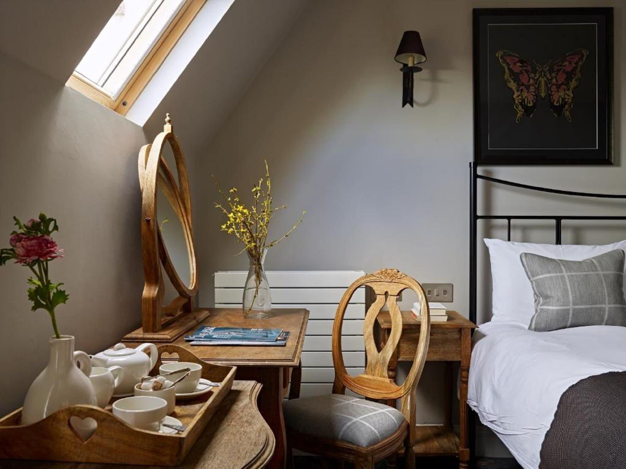 Cotswold Grange Bed & Breakfast Cheltenham Exterior photo A room at The Old Inn