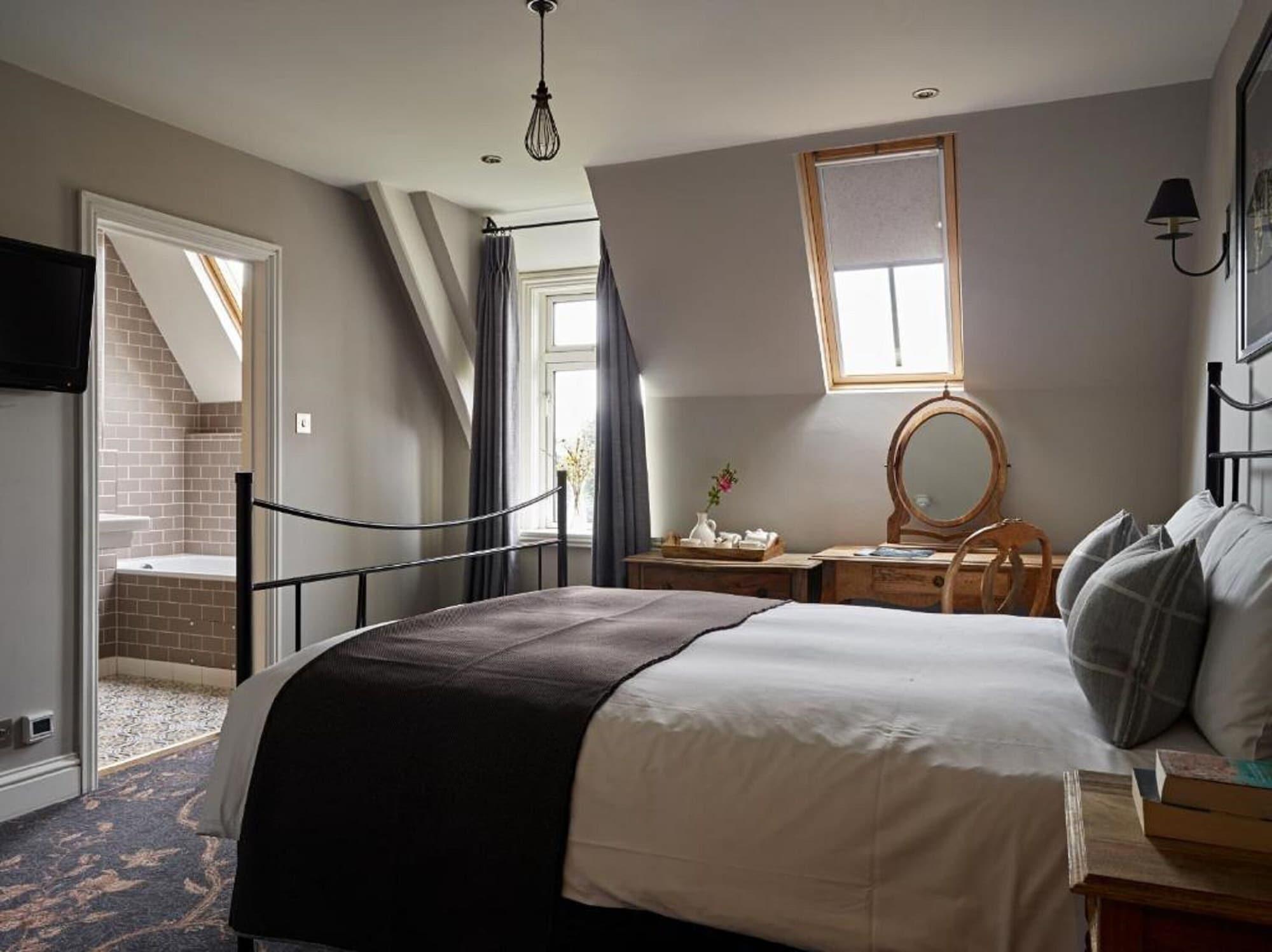 Cotswold Grange Bed & Breakfast Cheltenham Exterior photo A bedroom at The Old Bank Hotel