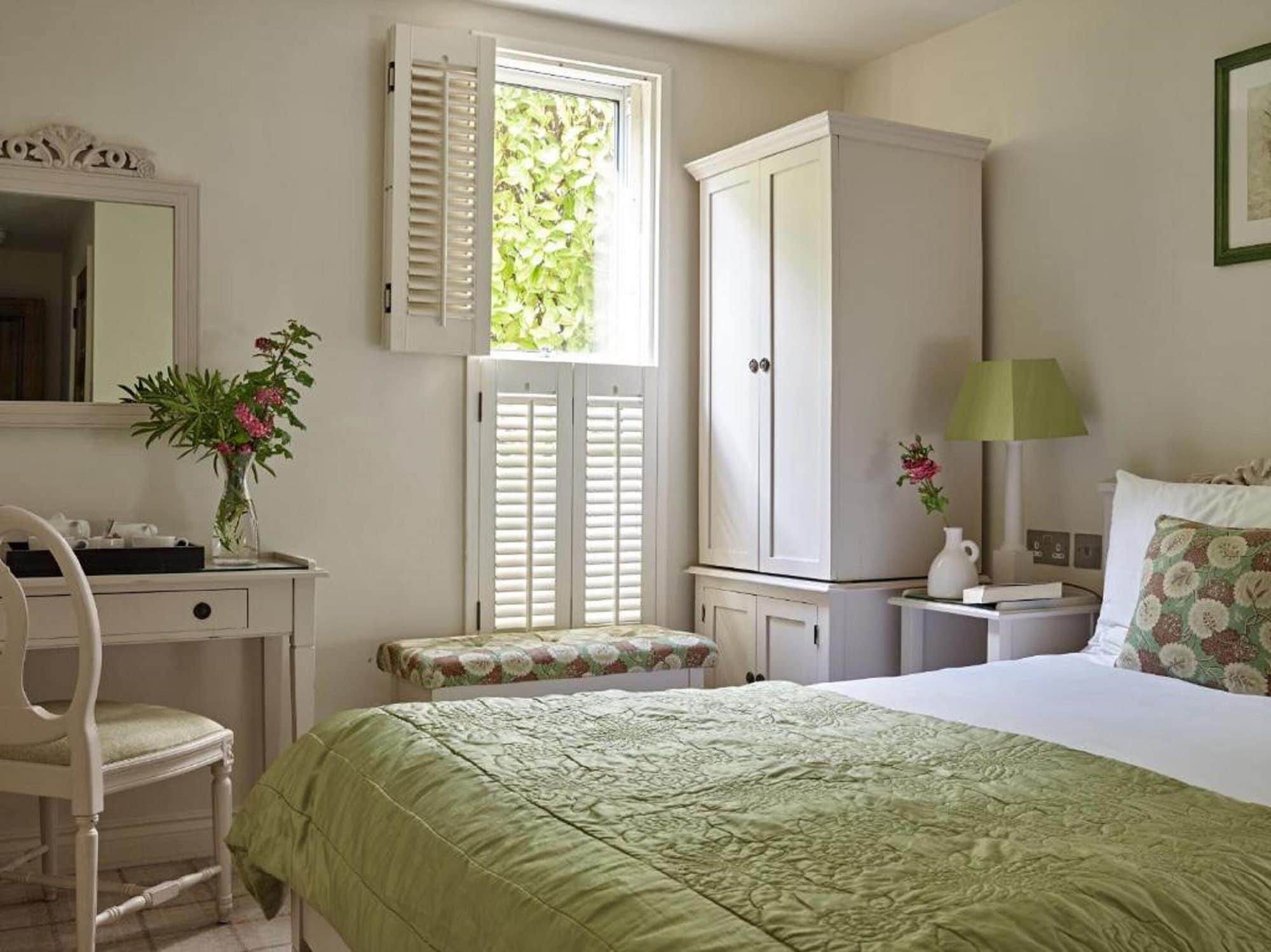 Cotswold Grange Bed & Breakfast Cheltenham Exterior photo A bedroom at The Old parsonage