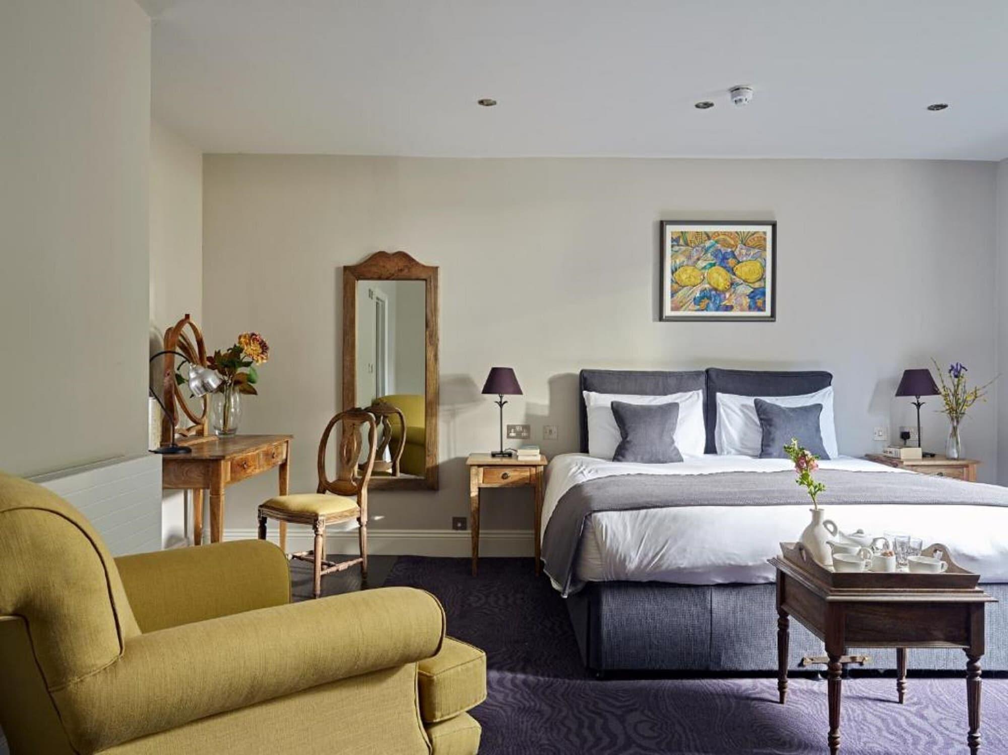 Cotswold Grange Bed & Breakfast Cheltenham Exterior photo A bedroom at The Old parsonage