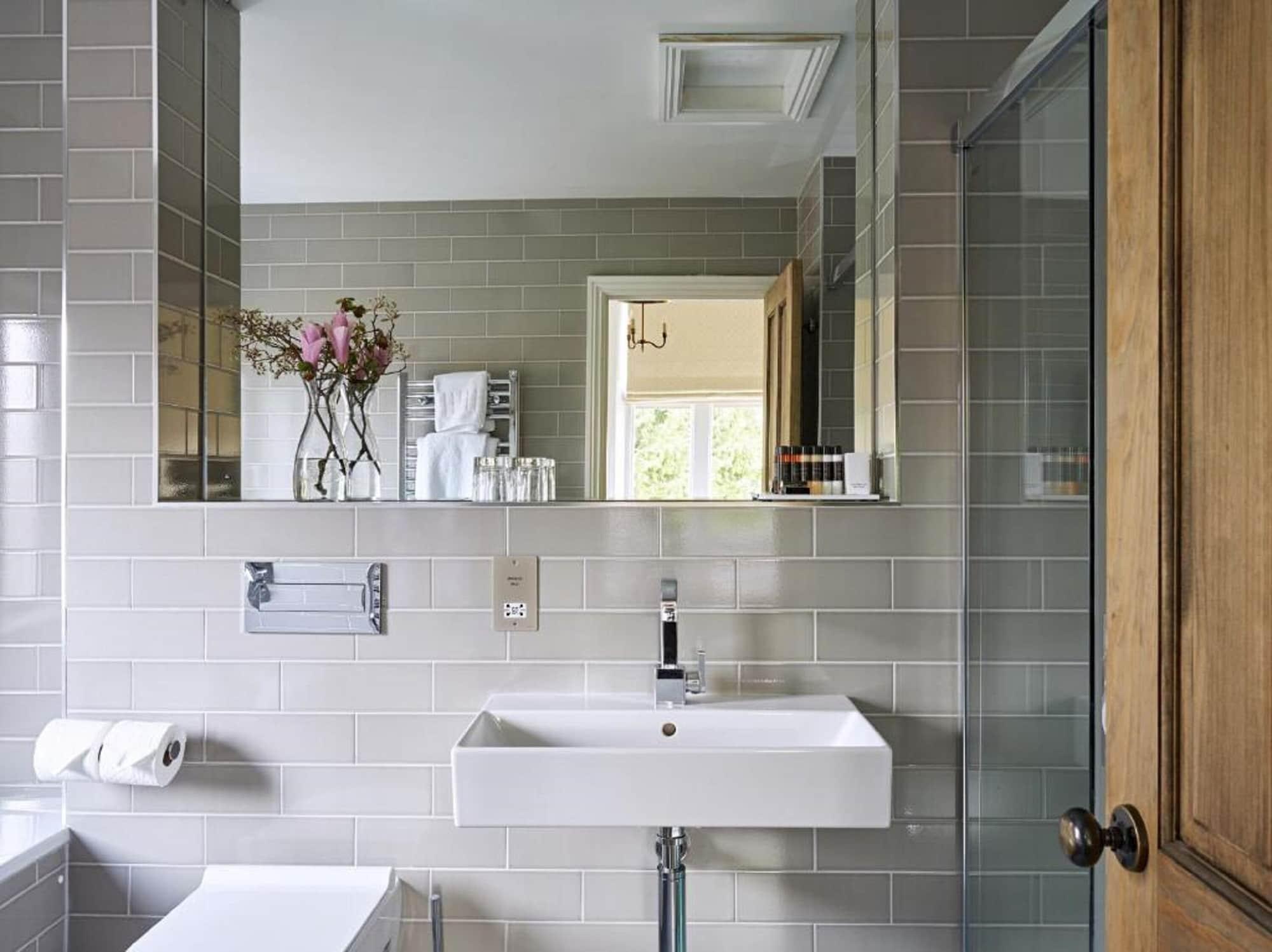 Cotswold Grange Bed & Breakfast Cheltenham Exterior photo Bathroom with subway tiles