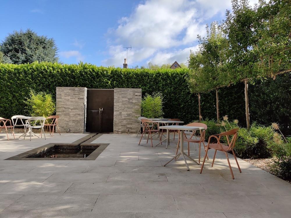 Cotswold Grange Bed & Breakfast Cheltenham Exterior photo The garden of the Centre for Contemporary Learning