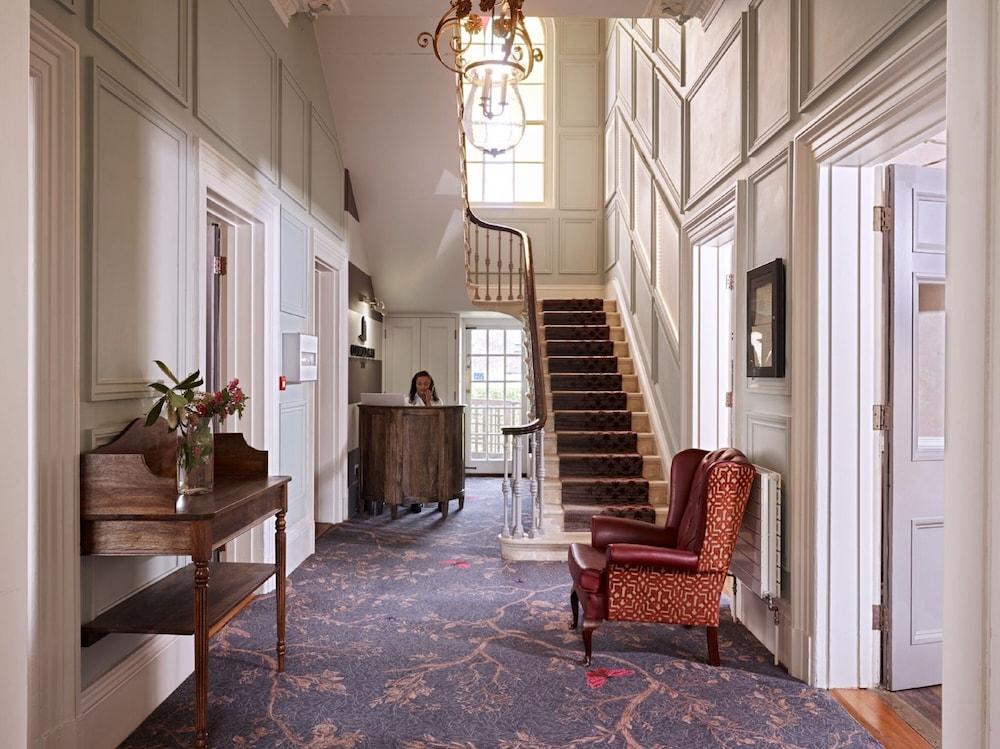 Cotswold Grange Bed & Breakfast Cheltenham Exterior photo The interior of the hotel