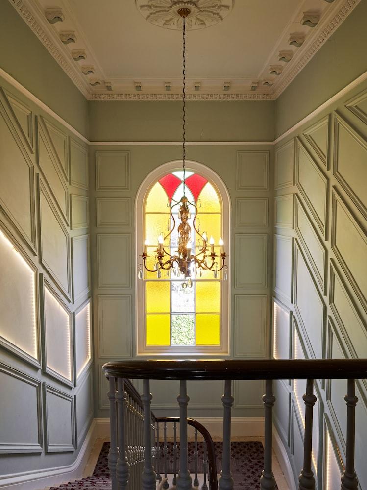 Cotswold Grange Bed & Breakfast Cheltenham Exterior photo The staircase