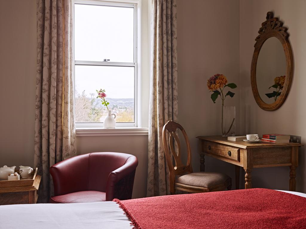 Cotswold Grange Bed & Breakfast Cheltenham Exterior photo A bedroom at the hotel