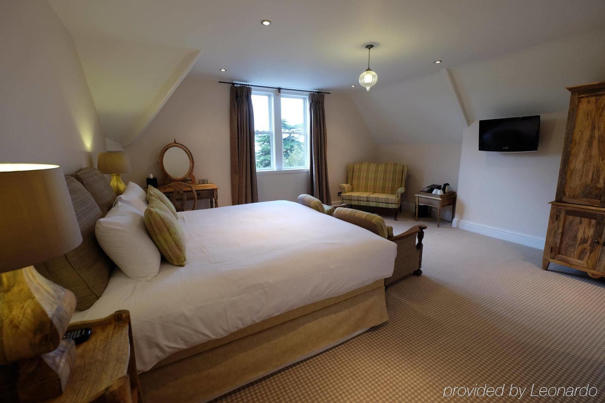 Cotswold Grange Bed & Breakfast Cheltenham Exterior photo A bedroom at The Old parsonage