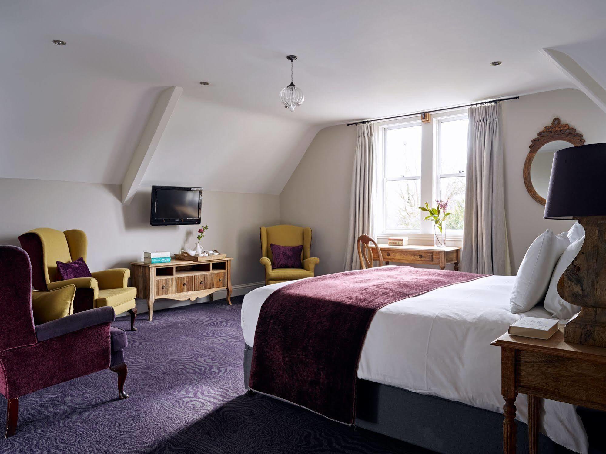 Cotswold Grange Bed & Breakfast Cheltenham Exterior photo A bedroom at The Swan Hotel